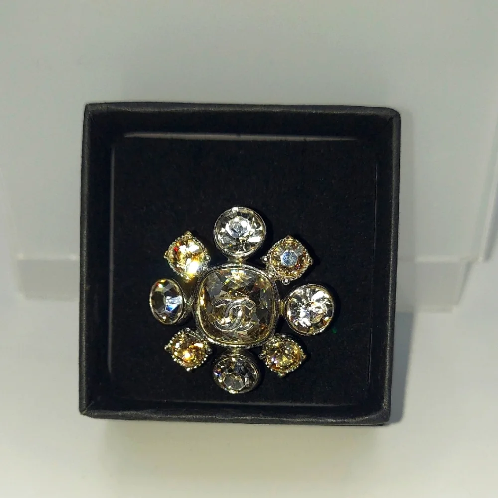 CHANEL Camelia Floral Swarovski Crystals Cocktail Ring in Silver. Sz 6.25
